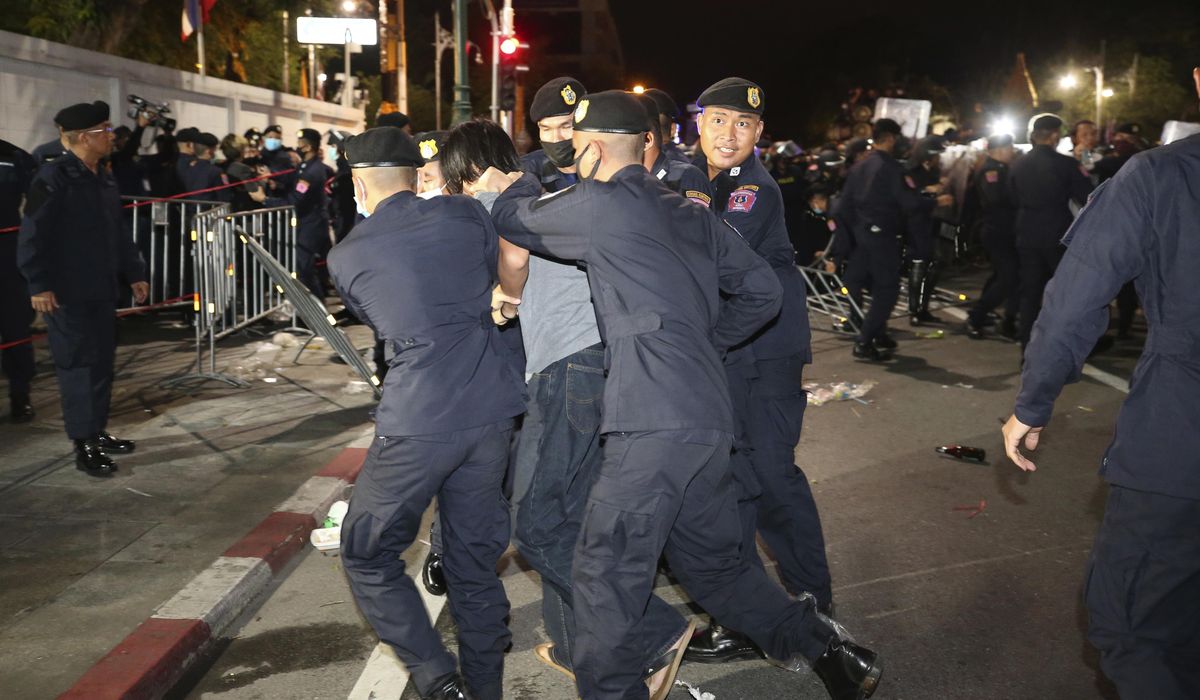 Thai police disperse protesters outside PM's office 1