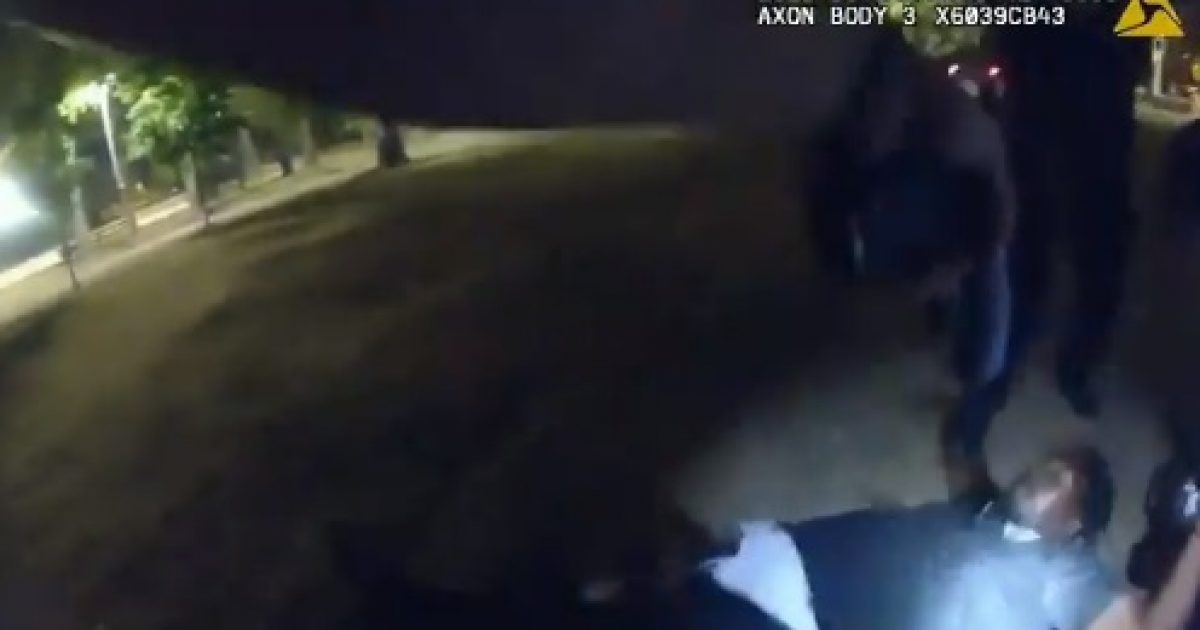 WATCH: Vicious Machete-Wielding Perp’s Attack on Lady
Officer Shows Why Cops MUST Shoot Resisting Thugs to Kill 1
