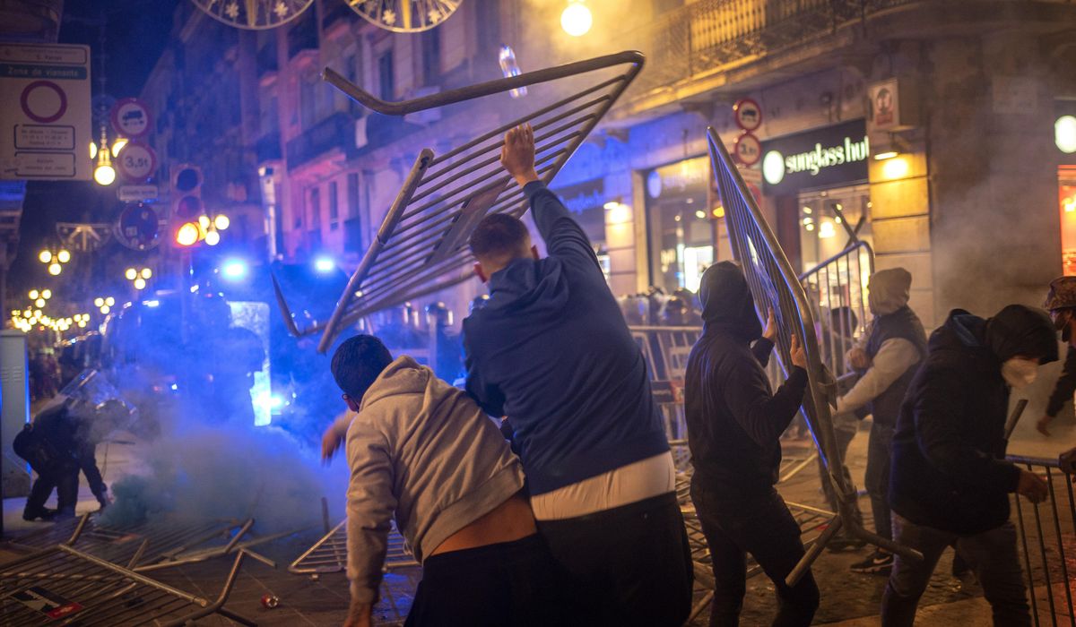 Crowds protesting virus curbs clash with police in
Barcelona 1