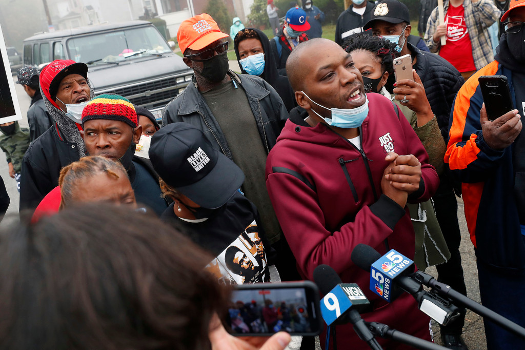 Protesters want feds to probe Illinois police shooting that
killed black man 1