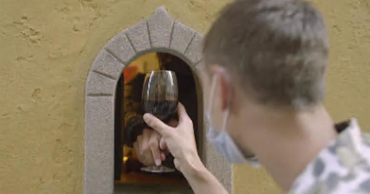 Renaissance-age “wine windows” reopen for business in Italy
amid pandemic 1