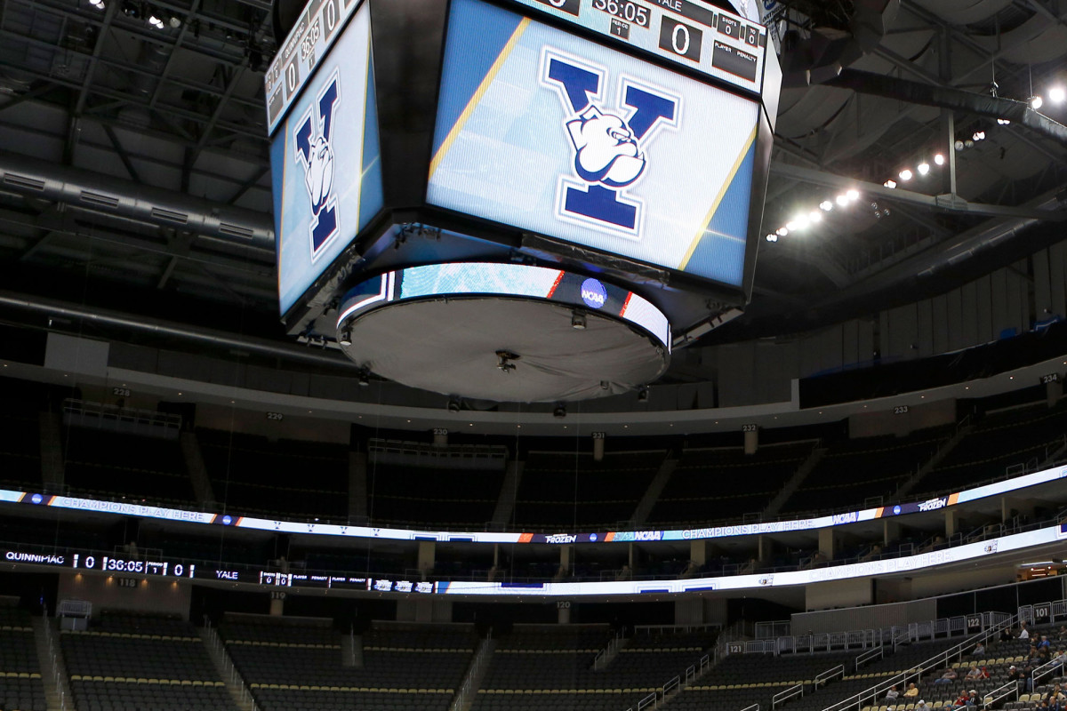 Yale men’s hockey team battling 18-player COVID-19
outbreak 1