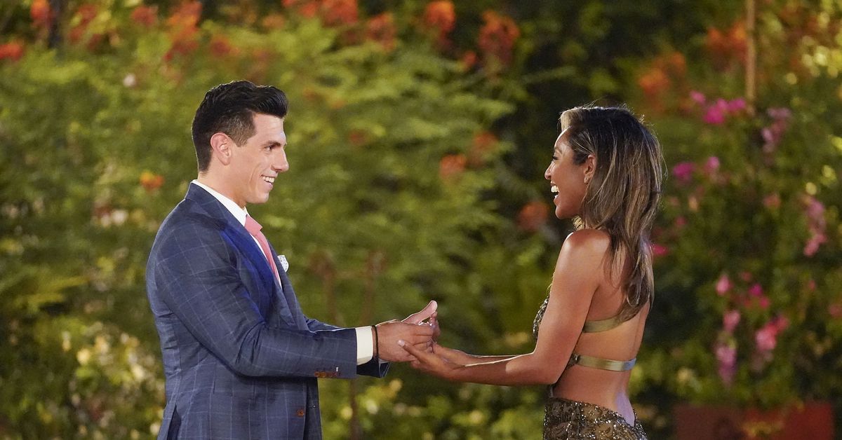 ‘Bachelorette’ suitor Peter tests positive for COVID-19,
crashes car 1