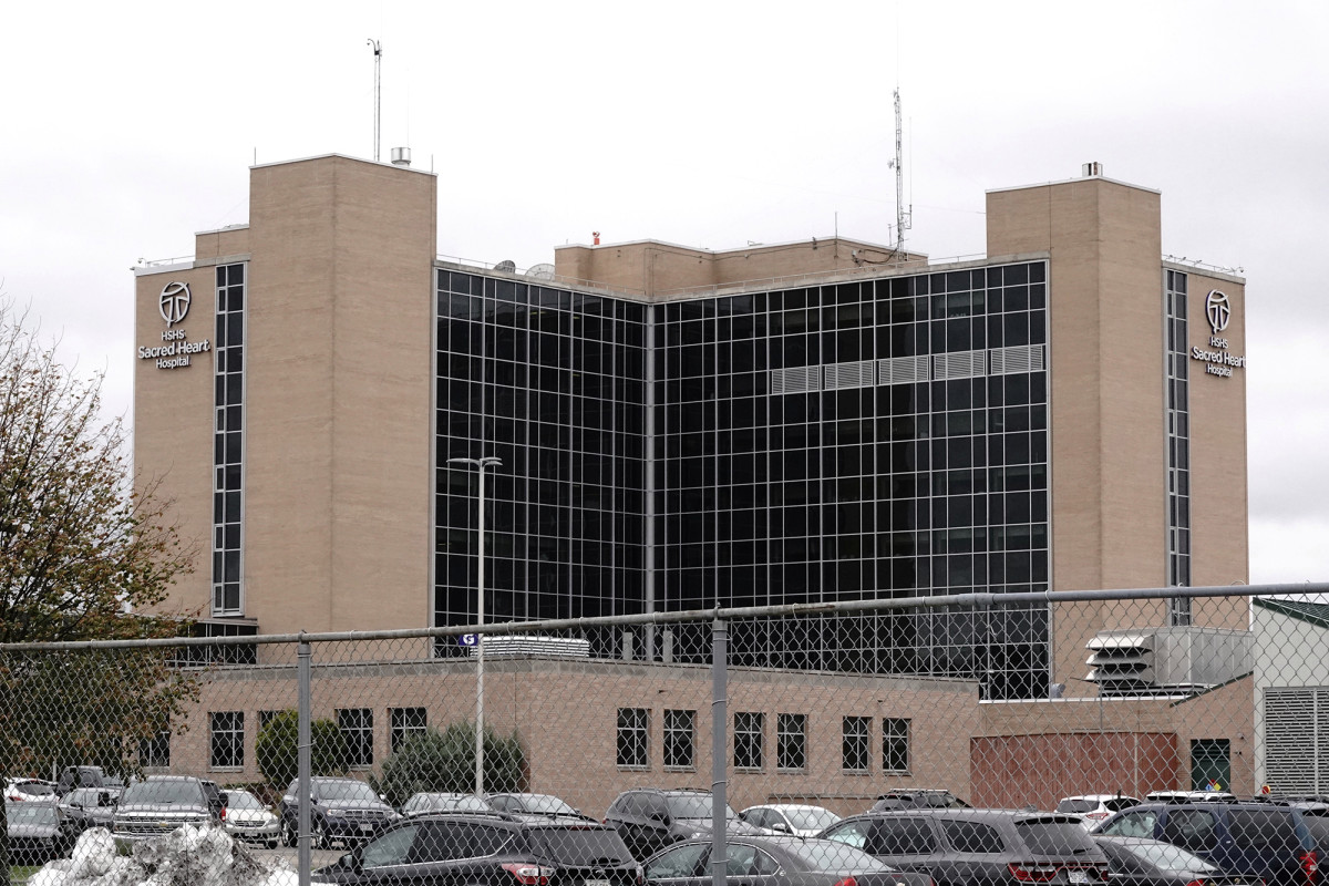 Hospitals at full capacity in parts of Wisconsin amid
COVID-19 spike 1