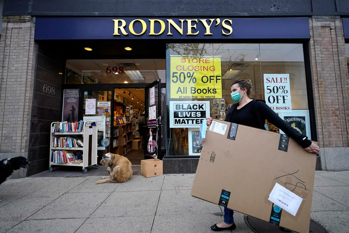 US workers file 709,000 new unemployment claims amid
COVID-19 spike 1