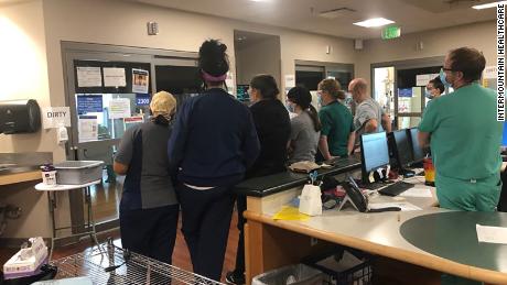 An intubated Covid-19 patient played the violin in the ICU
to thank health care workers 1