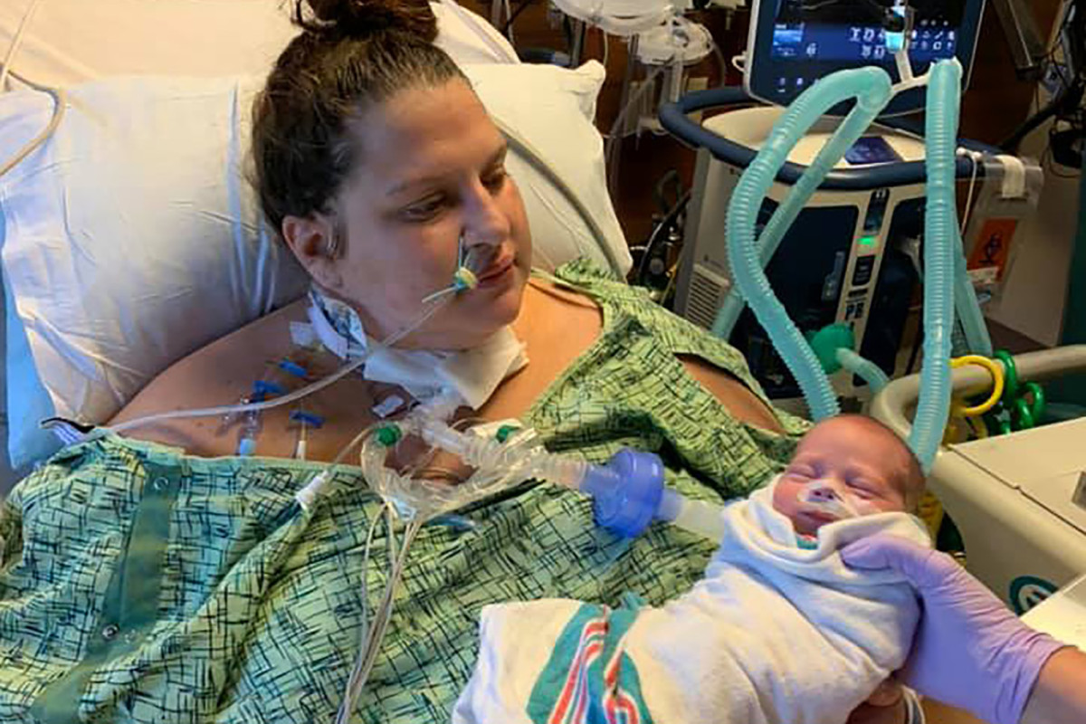 Woman gives birth to ‘miracle’ baby while hooked up to
ventilator with COVID-19 1