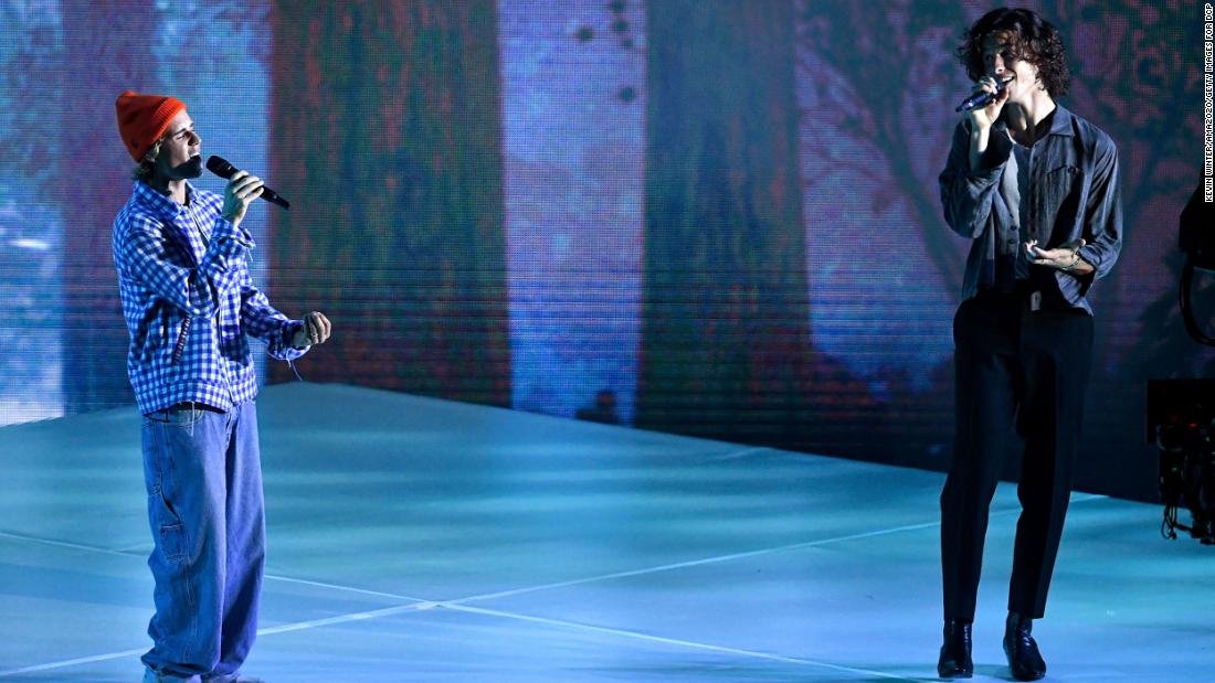 Justin Bieber and Shawn Mendes gave us dual heartthrob AMA
opening 1