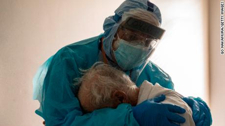 US is 'rounding the corner into a calamity,' expert says,
with Covid-19 deaths projected to double soon 1