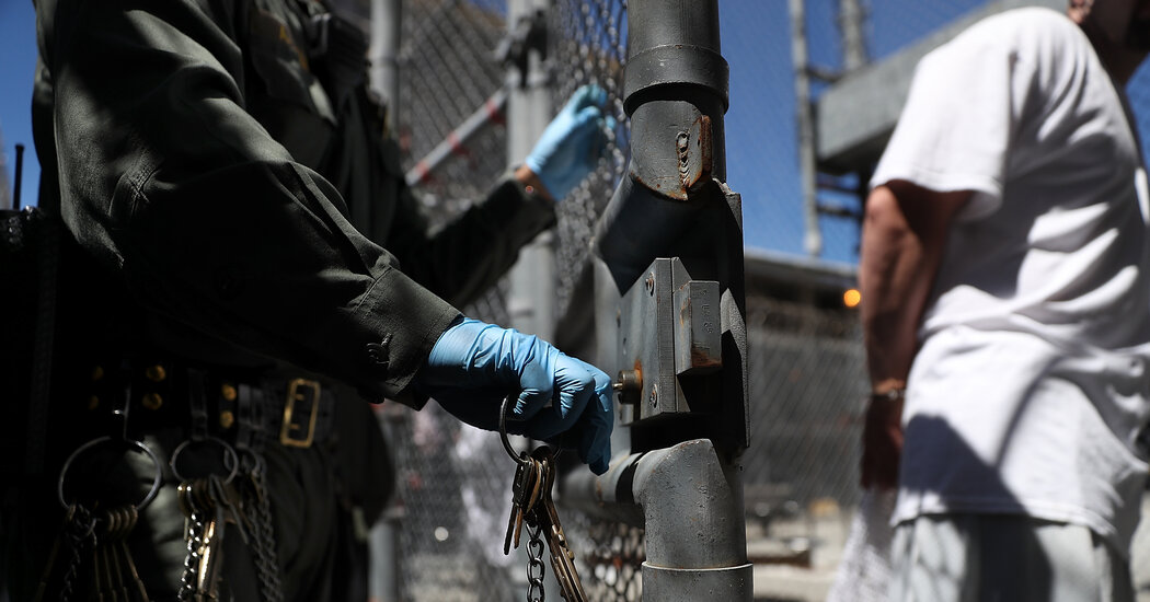 America Is Letting the Coronavirus Rage Through
Prisons 1