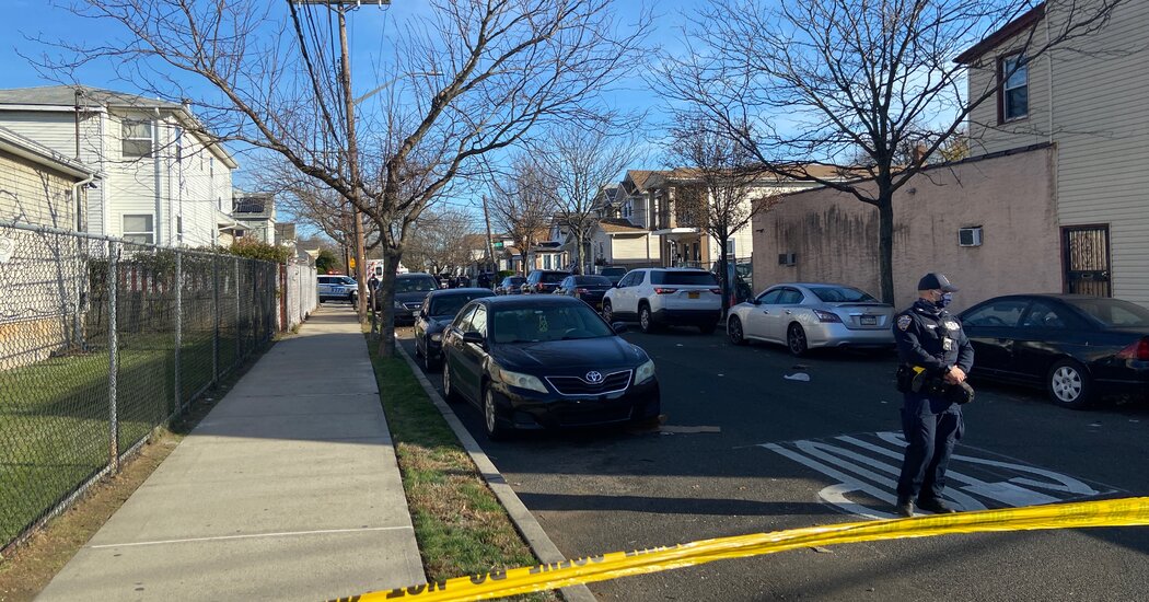2 Officers Are Wounded and Man Is Killed in Queens Shootout,
Police Say 1