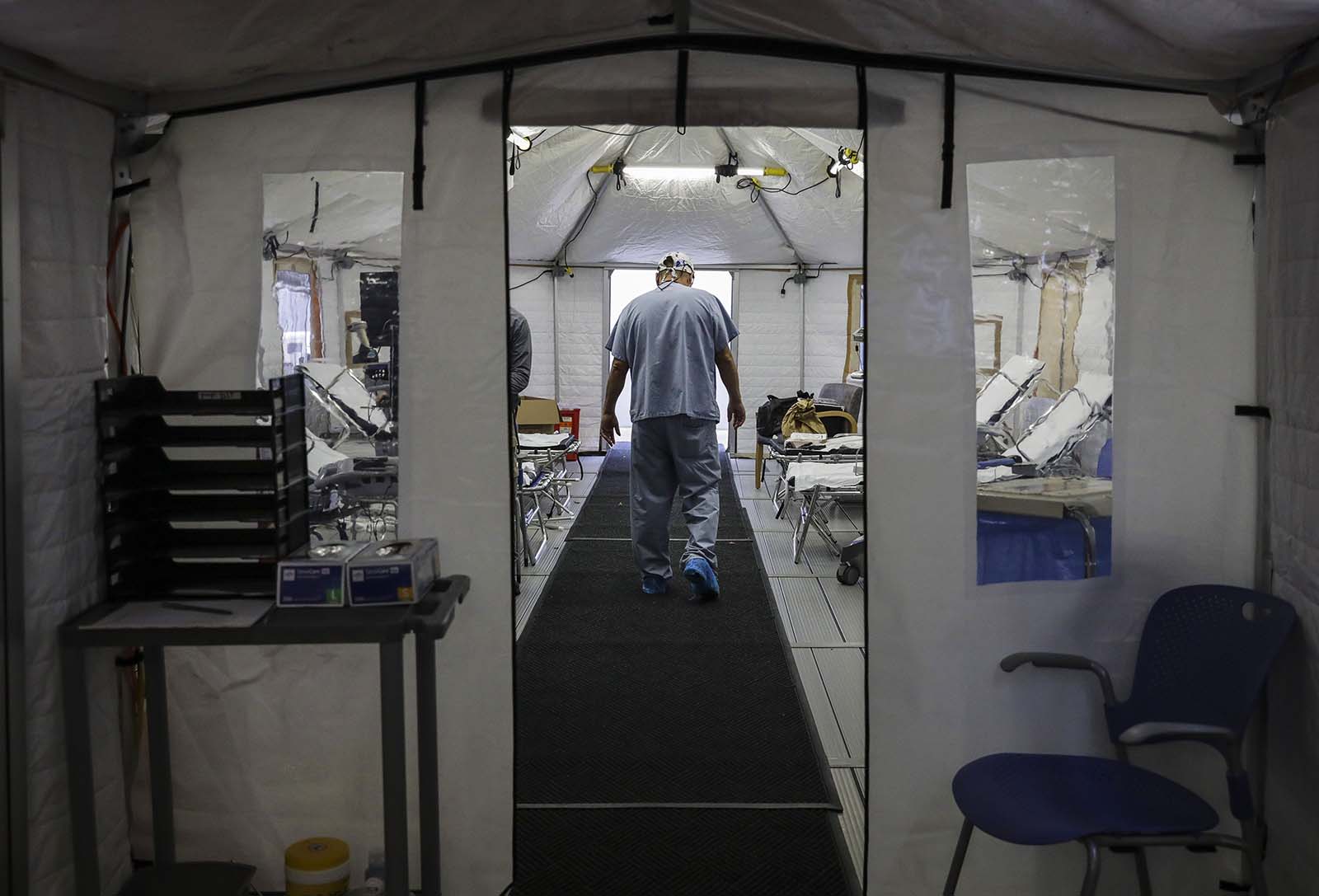 More states shatter daily records as US tops 10.7 million
Covid-19 cases and 244,000 deaths 1