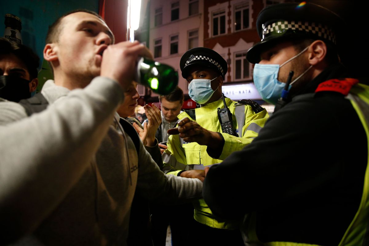 Londoners swarm pubs for one last, pre-lockdown drink ‘to
enjoy a bit of freedom before it’s over for months’ 1