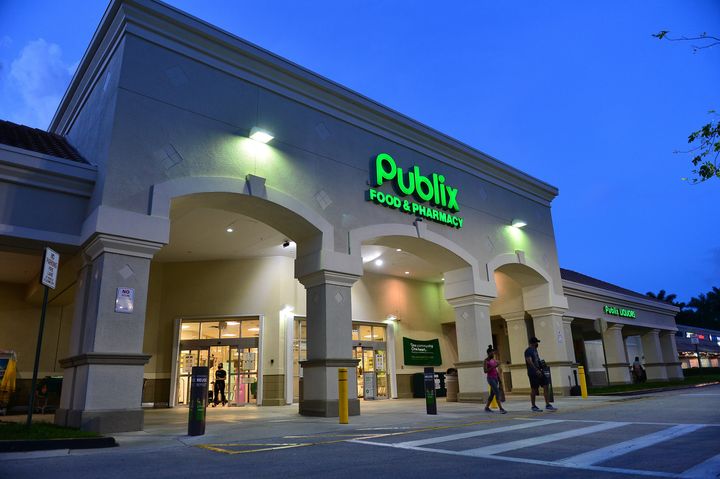 Supermarket Worker’s Family Blames Anti-Mask Policy For
COVID-19 Death 1