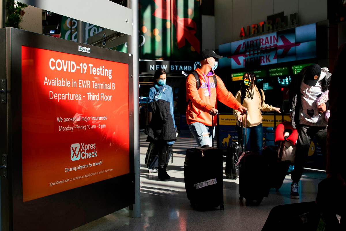 Thanksgiving air travel takes off despite rising COVID-19
cases, CDC warning 1