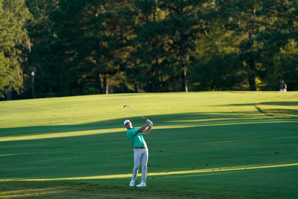 Snedeker takes Houston Open lead; Johnson and fans
return 1