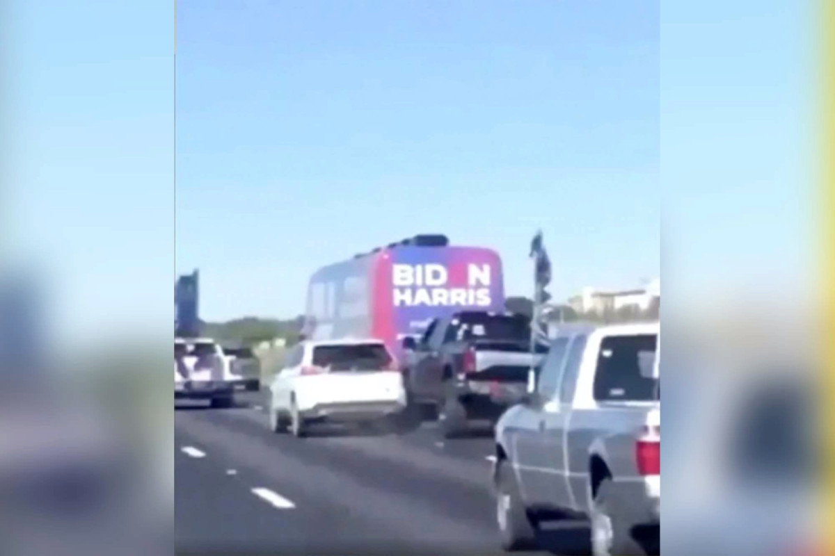 Trump defends ‘patriots’ who sparked FBI probe by
surrounding Biden bus 1