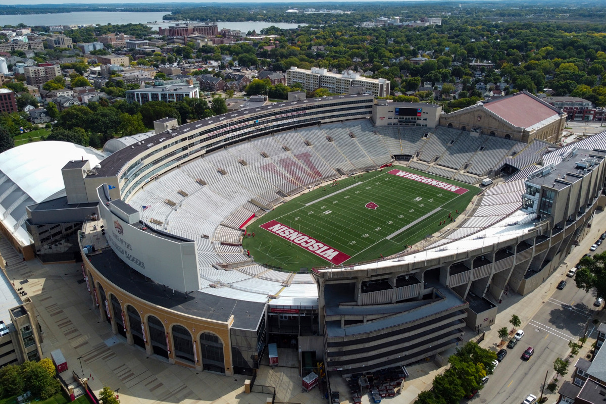 Wisconsin cancels second straight football game over
COVID-19 outbreak 1