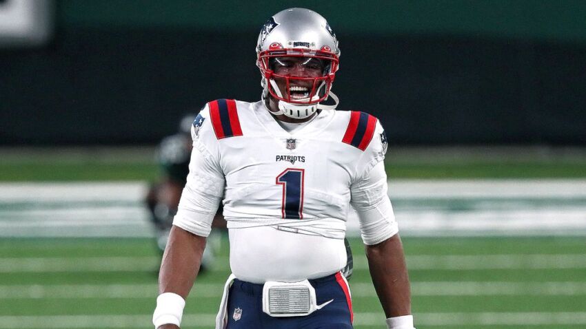 Lamar Jackson tips his cap to Cam Newton prior to
Ravens-Patriots game 1