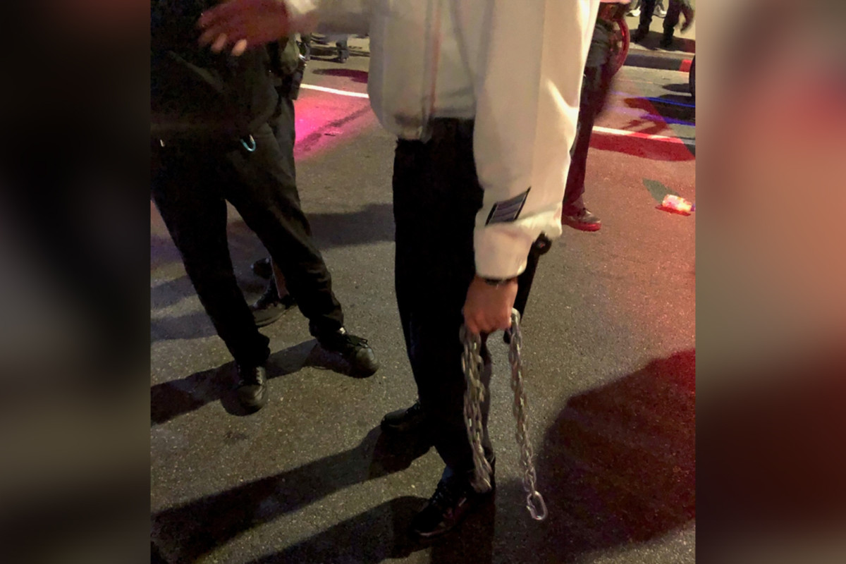 Man tries to strangle NYPD cop with a chain during NYC
protests 1