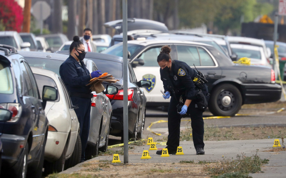 Person shot by police after Oakland marijuana business
robbed, officers injured 1