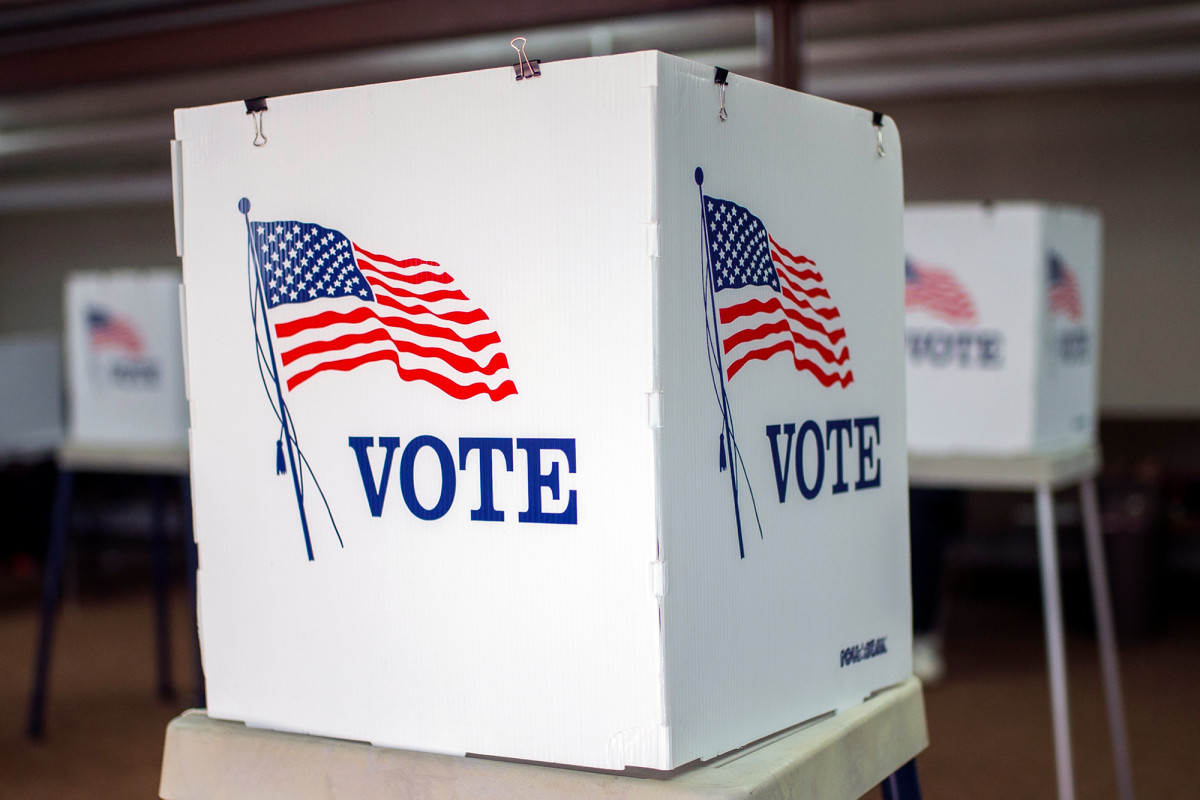 New Hampshire tent for unmasked voters collapses, injures
poll worker 1