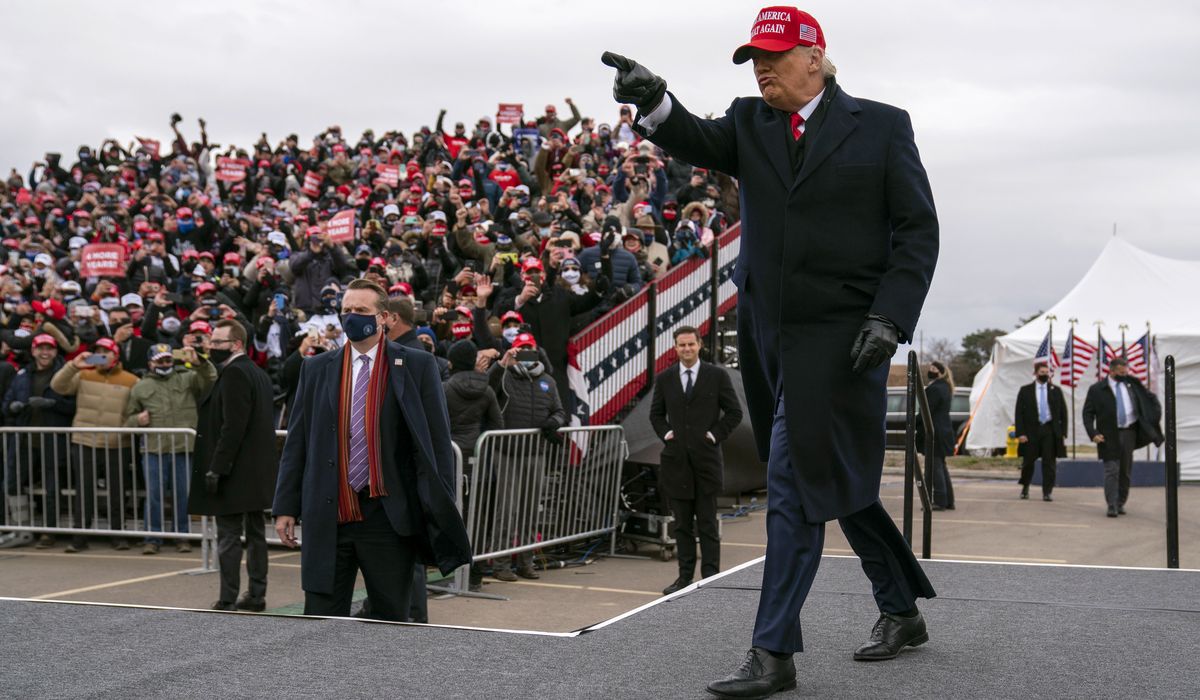 Trump tells Michigan voters Biden 'is all about
lockdowns' 1