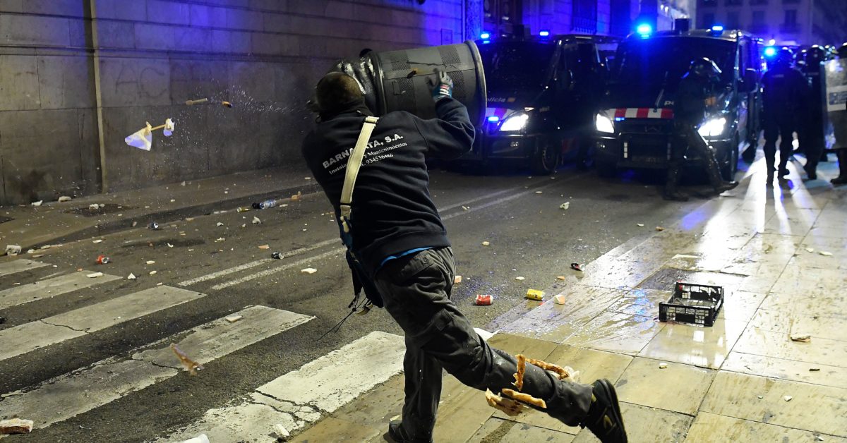Spain rocked by second night of clashes over coronavirus
measures 1