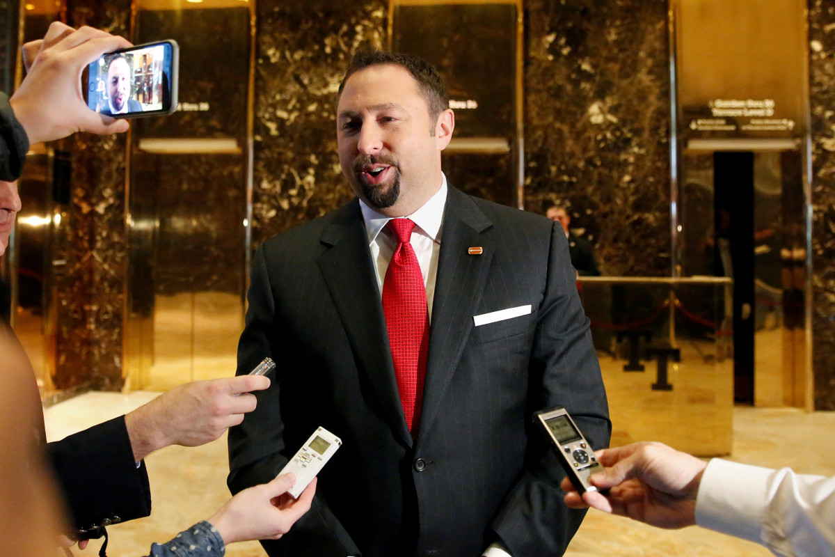 Campaign adviser defends Trump’s remarks on COVID-19 cases,
doctors 1