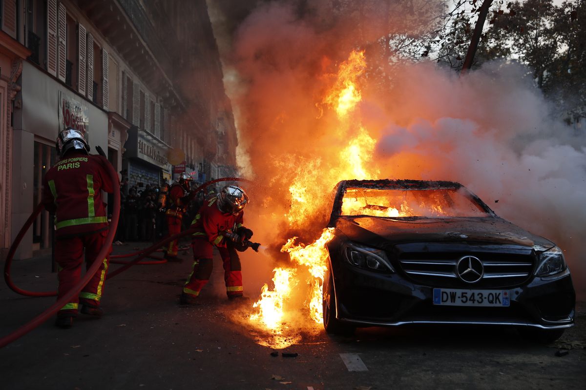 Paris police fire tear gas to disperse protesters who set
bank on fire 1