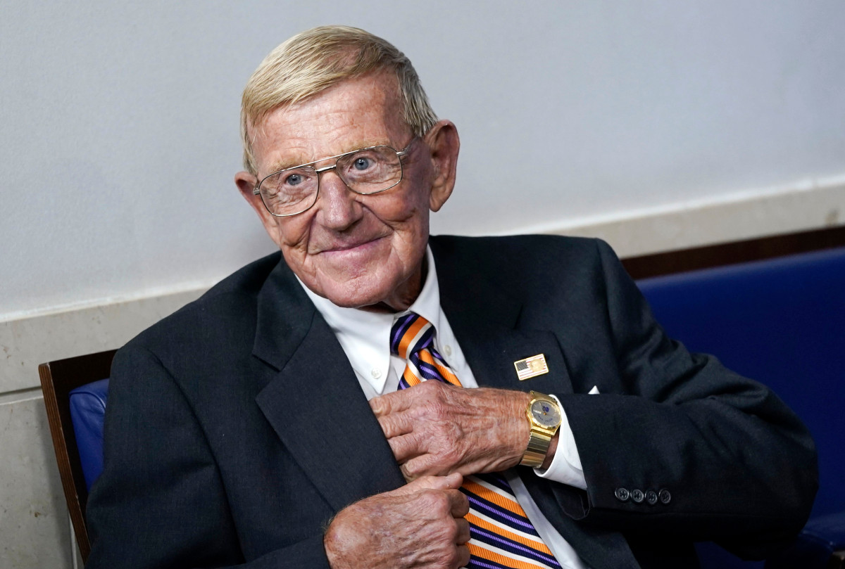 Legendary coach Lou Holtz tests positive for
coronavirus 1