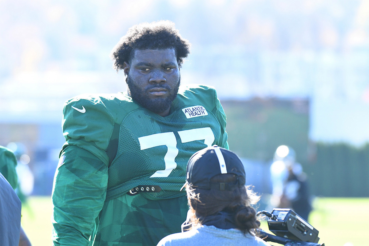 Mekhi Becton exits Jets-Patriots game with chest
injury 1