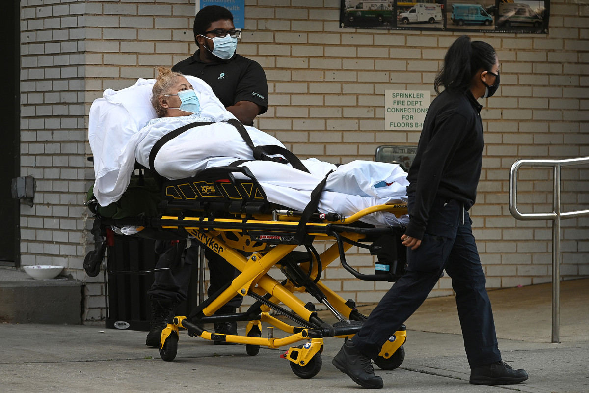 COVID-19 hospitalizations hit record high as illness peaks
in three states 1