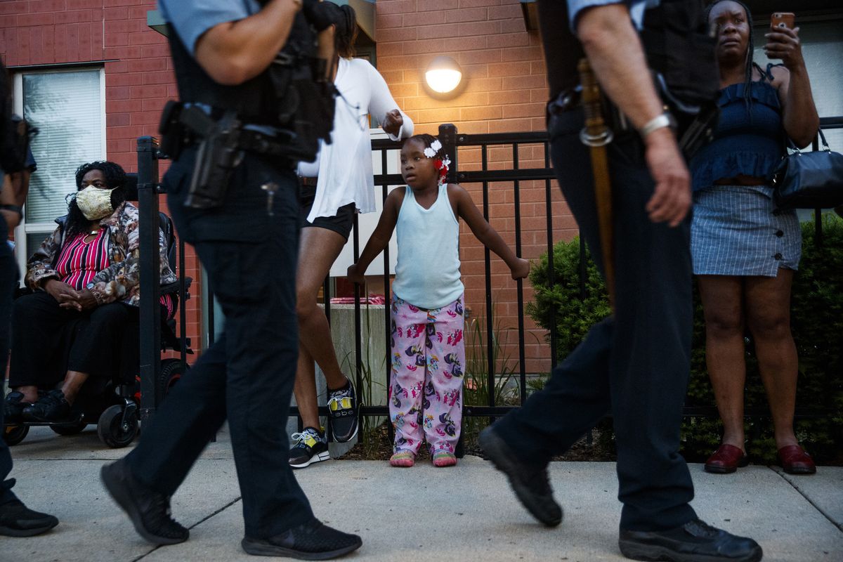 Officials say 8 Chicago officers were stripped of their
powers following hundreds of complaints about police conduct during
summer protests 1