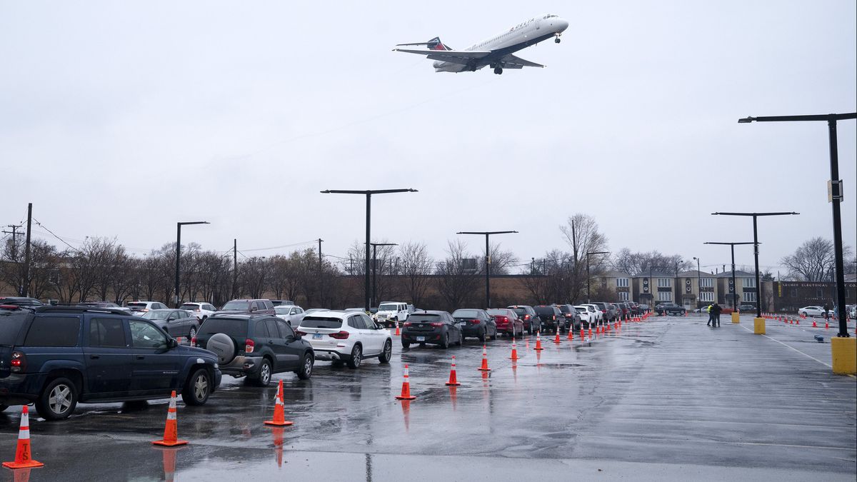 Illinois’ plan for COVID-19 vaccine distribution puts
front-line health care workers first, but many details still up in
air 1 Illinois’ plan for COVID-19 vaccine distribution puts
front-line health care workers first, but many details still up in
air 1