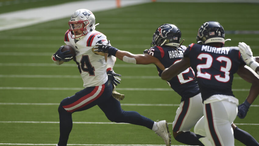 Rex Burkhead leaves Patriots' game against Texans with knee
injury 1