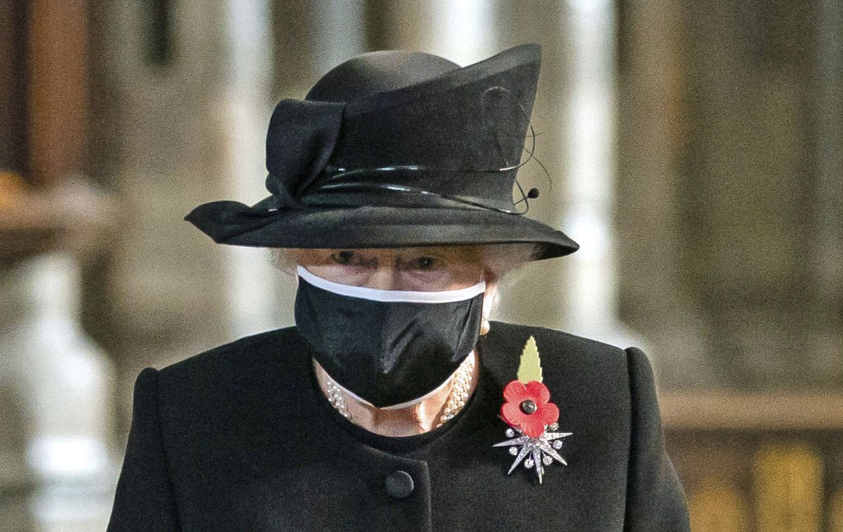 Queen Elizabeth spotted wearing face mask in public for
first time 1 Queen Elizabeth spotted wearing face mask in public for
first time 1