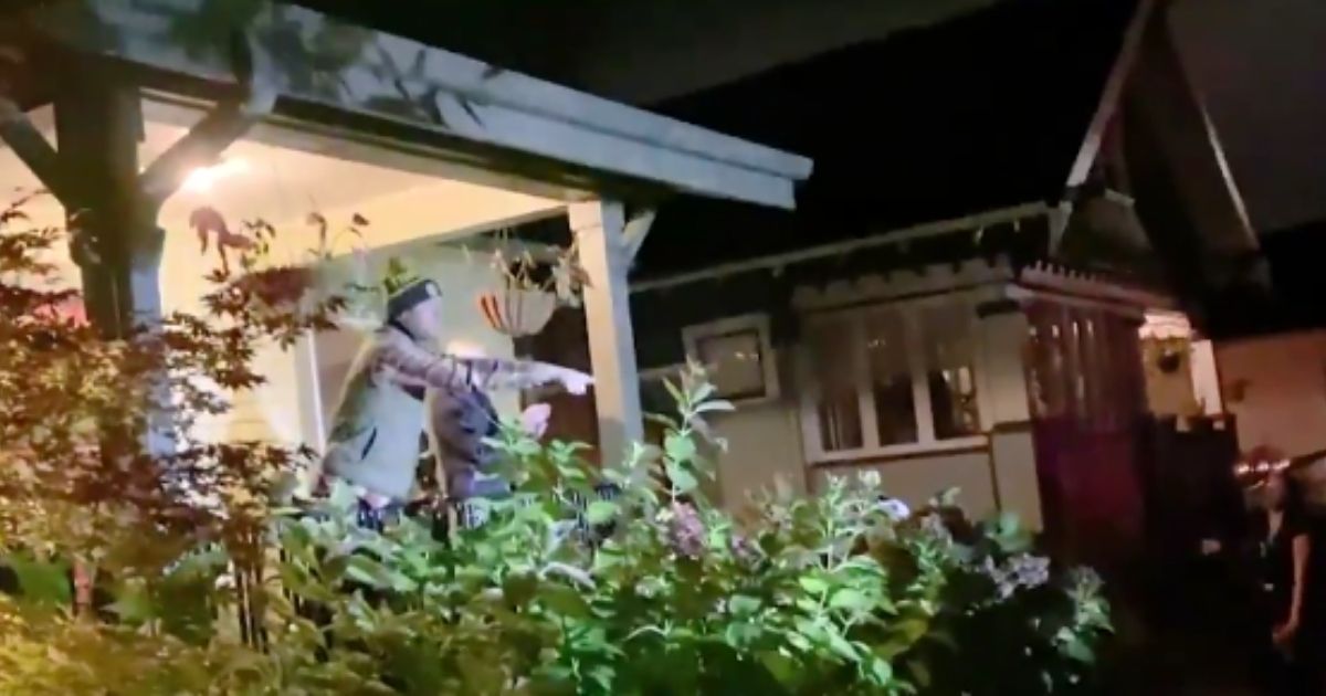Biden Supporter Thinks Yard Sign Will Deter Angry
Protesters, Watch His Illusions Get Instantly Shattered as Mob
Descends 1