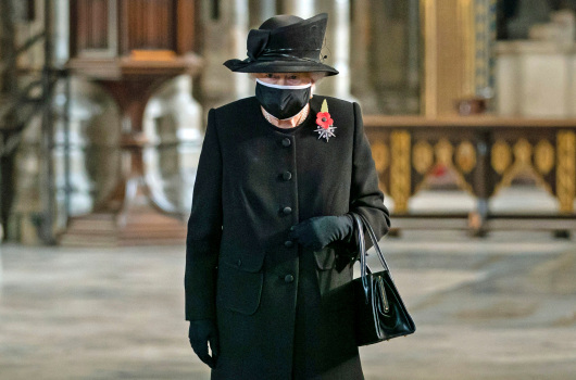 Queen Elizabeth II wears mask at tribute to Unknown
Warrior 1