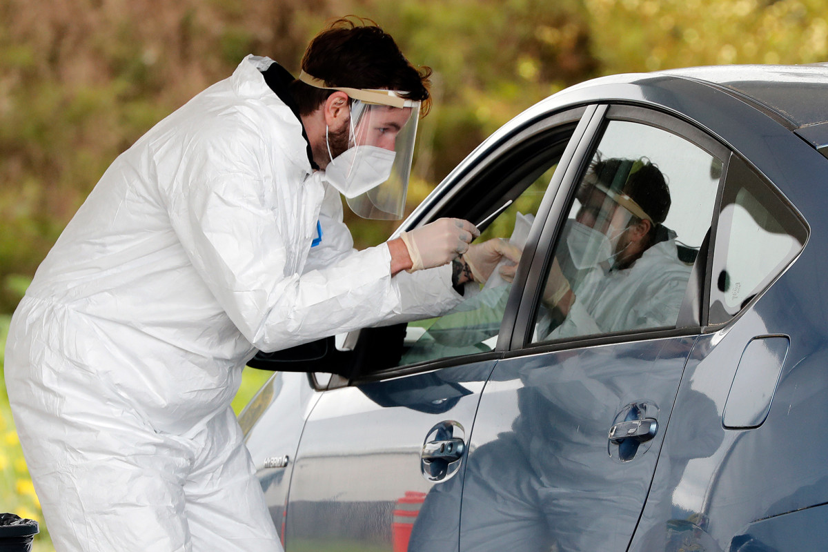 US records 100,000 new COVID-19 cases in a day for first
time 1