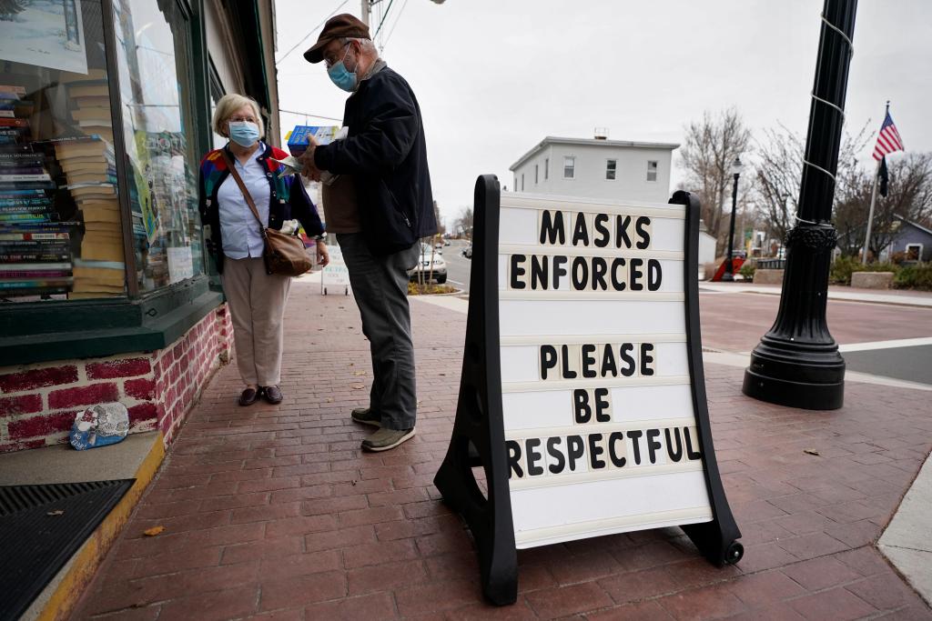 Oregon, New Mexico order lockdowns as other states
resist 1