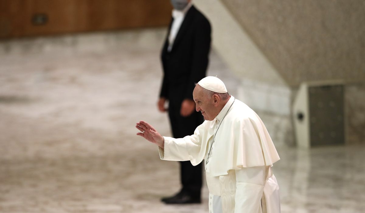 Pope Francis continues to forgo a face mask in
public 1