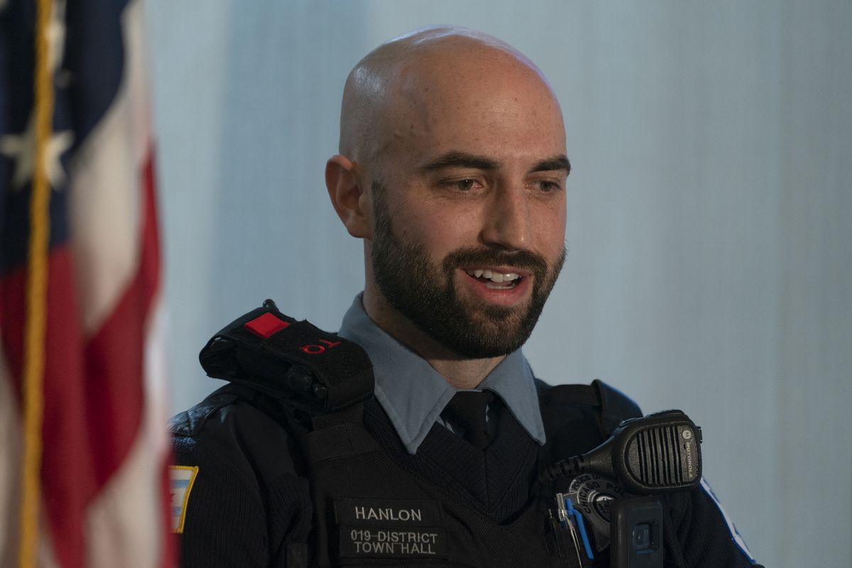 Off-duty Chicago police officer uses tourniquet to save man
who broke out glass window to escape blaze in Old Town apartment
building 1 Off-duty Chicago police officer uses tourniquet to save man
who broke out glass window to escape blaze in Old Town apartment
building 1