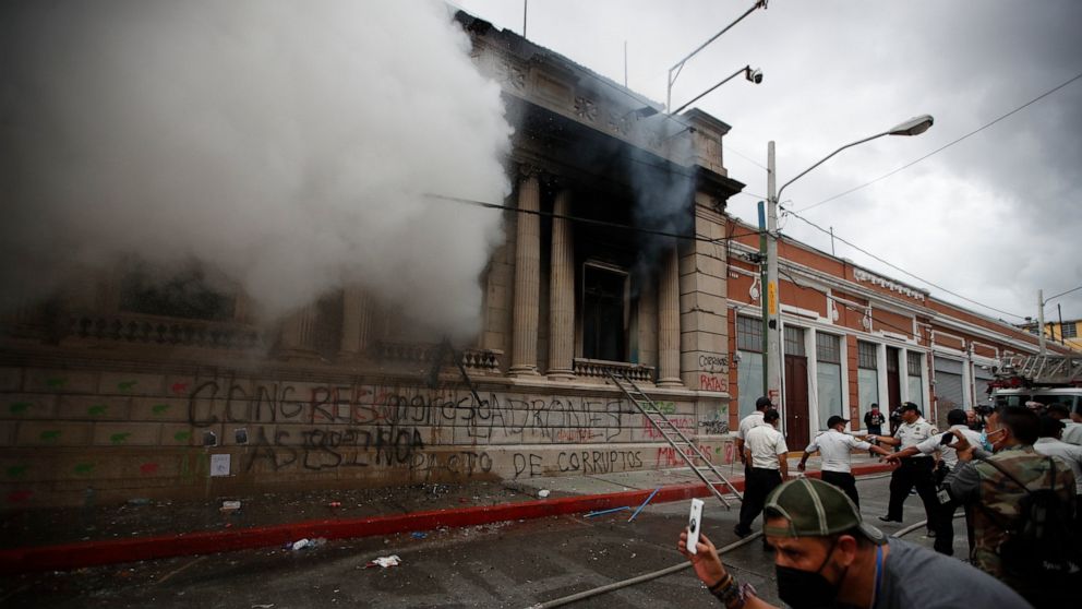 Protesters burn part of Guatemala's Congress
building 1