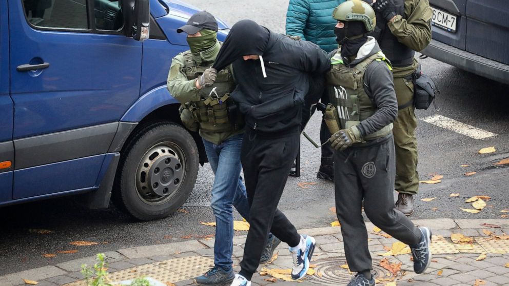 Club-wielding police in Belarus arrest over 500
protesters 1