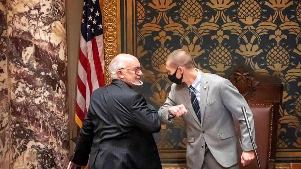 Many GOP lawmakers shrug off Statehouse mask-wearing
rules 1