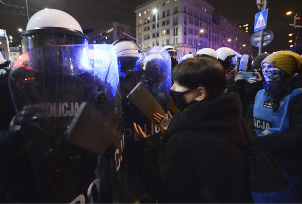 Poland protests continue over abortion ruling, police
violence 1