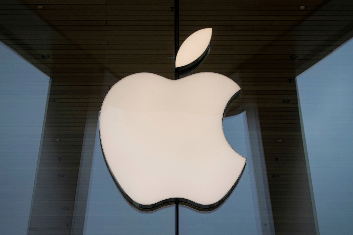 Apple security chief accused of trying to bribe sheriff’s
office 1