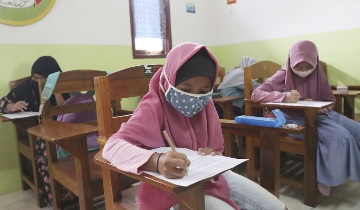 Indonesia's confirmed coronavirus cases exceed half
million 1