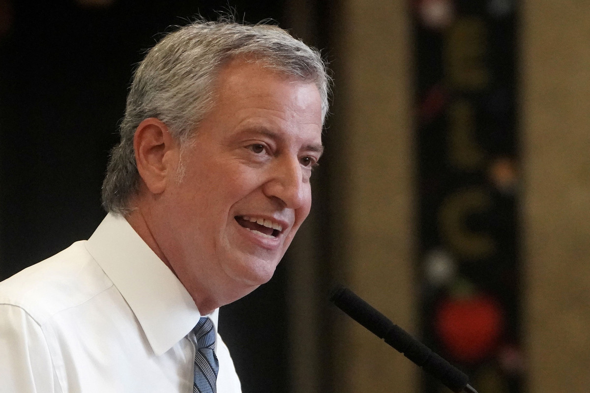 De Blasio warns schools will shut down completely if NYC
hits COVID-19 threshold 1